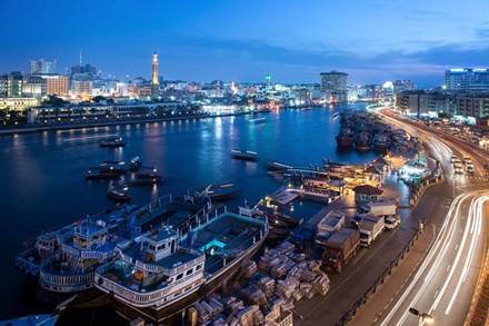 2. Hải cảng Dubai: Đây là một nơi cực kỳ phù hợp nếu bạn muốn tìm hiểu lịch sử của thành phố hoa lệ này. Vốn là nơi sinh sống của tộc người Bani Yas, hải càng Dubai là nơi du khách có thể tham gia các hoạt động như lặn biển lấy ngọc trai, câu cá … Ngoài ra, mọi người còn có thể lựa chọn loại hình du lịch bằng abra (taxi dưới nước) để tận hưởng hết vẻ đẹp vùng sông nước của Dubai.