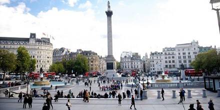 Đi bộ vòng quanh London: Nếu muốn biết thêm những điều kì thú ở London, không cách nào tốt hơn là rảo bước quanh những con phố ở đây. Quảng trường Trafalgar, Toàn nhà Quốc hội hay điện Buckingham là những nơi lý tưởng để bạn tìm hiểu về văn hóa và truyền thống lịch sử của thành phố này.