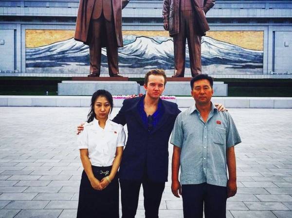 Taylor Gleason chụp ảnh với người Triều Tiên - Ảnh: Taylor Gleason