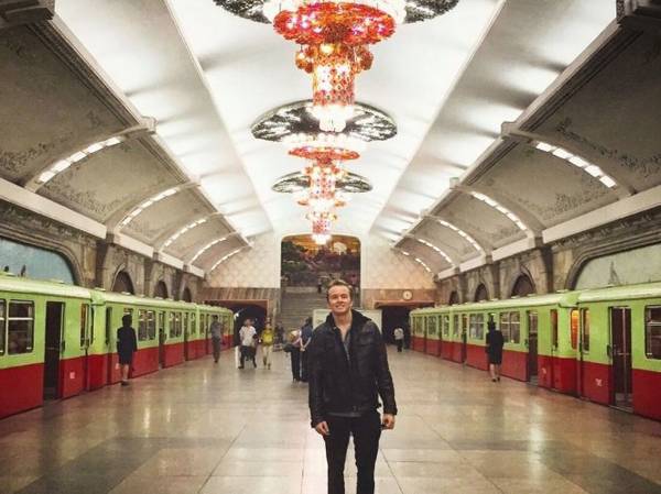 Taylor Gleason chụp ảnh tại một ga tàu điện ngầm ở Triều Tiên - Ảnh: Taylor Gleason