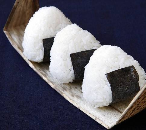 Cơm nắm onigiri: Món cơm nắm có thể được làm từ cơm trắng hoặc cơm nấu cùng các nguyên liệu khác. Cơm được ép thành các nắm vừa ăn, bọc tảo tía. Món này rất dễ ăn và dễ đem theo. 