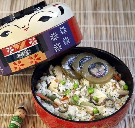 Cơm hộp Kokeshi: Món cơm trộn đậu phụ và các loại rau củ này được bày trong hộp tạo hình theo búp bê Kokeshi - món đồ lưu niệm nổi tiếng của vùng Tohoku. 