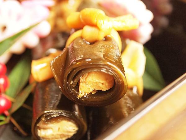 Kobu maki: Các món ăn dành riêng cho dịp năm mới được gọi chung là osechi, xếp trong các hộp nhiều ngăn. Trong đó không thể thiếu kobu maki, món tảo cuộn cá hồi thơm ngon. 