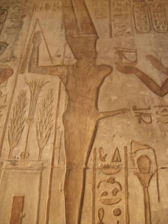 Các pharaoh từng phải "tự sướng" dưới sông trước bàn dân thiên hạ. Theo truyền thuyết của Ai Cập cổ đại, thần Atum đã tự tạo ra vũ trụ bằng thân thể của mình. Người Ai Cập cổ tin rằng lưu lượng của sông Nile phụ thuộc vào tần xuất "tự chiều" của Atum. Do đó, những vị pharaoh phải làm nghi lễ "tự sướng" xuống lòng sông để đảm bảo con sông luôn có nước dồi dào. Ảnh: The Richest.