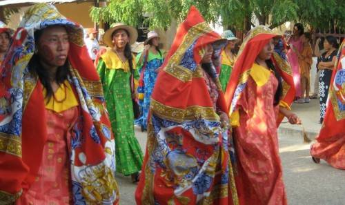 Tộc người Guajiro của Colombia có một nghi lễ đặc biệt. Theo đó, họ sẽ thực hiện một điệu nhảy truyền thống để những người phụ nữ quyến rũ người đàn ông họ thích. Nếu một người phụ nữ lột sạch đồ của ai, hai người sẽ phải ăn nằm với nhau. Ảnh: Babelque.