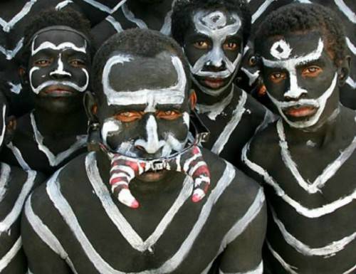 Theo tục lệ, trẻ em từ 7 đến 10 tuổi người Sambian (Papua New Guinea) phải uống tinh trùng của những chiến binh mạnh mẽ nhất trong bộ tộc để phân ra các bé trai và bé gái. Ảnh: @blueline2011.