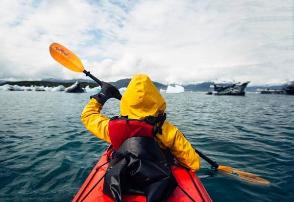 Anh được chèo kayak ở khu sông băng Columbia, bên cạnh là những tảng băng trôi khổng lồ. Chúng đang tan ra thành nhiều tảng nhỏ - chính điều này làm mọi người nhìn nhận rõ hơn về ảnh hưởng của biến đổi khí hậu. 