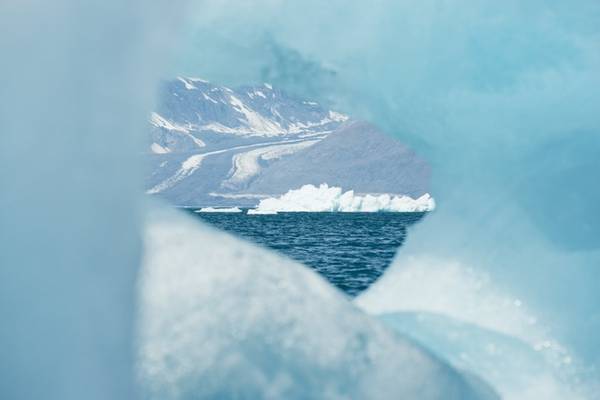 5% bang Alaska tương đương hơn 75.000 km2 được bao phủ hoàn toàn bằng các sông băng. 