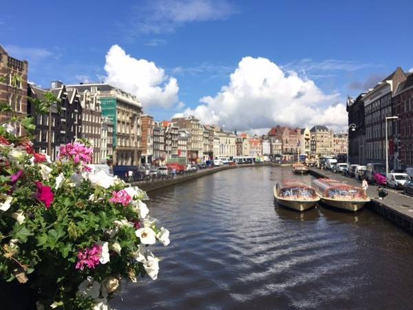 Amsterdam nằm trên bờ sông Amstel, mang dáng dấp của một thành phố cổ châu Âu điển hình. Dù mang dáng vẻ cổ kính, đây vẫn là một trong những hải cảng lớn nhất thế giới và tập trung một số trung tâm thương mại bậc nhất của châu Âu. Amsterdam hiện là thành phố lớn nhất, là trung tâm chính trị, kinh tế, văn hóa của Hà Lan.