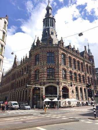 Một điều rất lạ là trong suốt hành trình của mình, Amsterdam quan trọng với Hà Lan đến thế, là thủ đô đó nhưng không phải là nơi chính yếu tập trung quyền lực hay trụ sở của chính phủ hoặc quốc hội của đất nước này. Có phải chăng điều này đã làm nên một nét đặc biệt nào đó cho Amsterdam hay sự bình yên hiền hòa của thành phố?