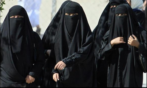 Phụ nữ Ả Rập trong trang phục truyền thống, đeo mạng và đầu quấn khăn, chỉ để lộ duy nhất đôi mắt. Ảnh: Arabnews.