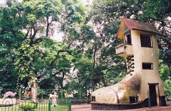 Công viên Kamla Nehru nổi tiếng với ngôi nhà hình chiếc giày vô cùng ấn tượng.