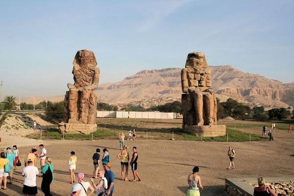 Hai bức tượng được tạc trong tư thế ngồi, hai tay đặt trên đầu gối còn gương mặt hướng về phía sông Nile. Ban đầu, pho tượng đứng ở vị trí gác cổng của ngôi đền Amenhotep – một kiến trúc khổng lồ xây dựng trong thời đại Pharaoh, nơi Hoàng đế được tôn thờ như vị thần tối cao. Tuy nhiên, do lũ lụt từ sông Nile mà phần móng của bức tượng dần bị bào mòn. Các Pharaoh đời sau vì thế buộc phải phá hủy ngôi đền và tái sử dụng các khối đá cho những công trình khác. Dù vậy, bất chấp sự bào mòn của thời gian qua hàng ngàn năm, hai bức tượng đá gần như vẫn còn nguyên vẹn. Ảnh: Son of Groucho.