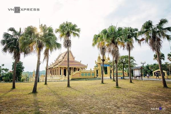 Cụm III là làng các dân tộc Chăm, Khmer, Chơ Ro, Chơ Ru với nhiều công trình lớn và quy mô. Khu quần thể chùa Khmer khá rộng, lấy chính điện làm trung tâm, các công trình khác được bố trí xung quanh và liên kết với nhau bằng những con đường nhỏ len lỏi giữa vườn cây.