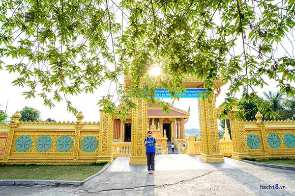 Không cần phải vào Nam Bộ, du khách vẫn có thể chụp ảnh cùng với chùa Khmer và tháp Chăm. Ngôi chùa phủ một màu vàng lộng lẫy bên hồ nước Đồng Mô.