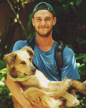 Chàng trai 27 tuổi Tom Turich cùng chú chó cưng Savannah dự định sẽ đi bộ vòng quanh thế giới, khám phá trọn vẹn 5 châu lục. 