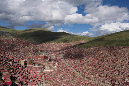 Học viện Phật giáo Larung Gar nằm trong thung lũng Larung, nằm cách thị trấn Serta, Garze, Tây Tạng khoảng 15 km.
