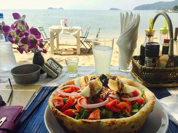 Hầu hết các du khách đều thích được ăn và ngắm cảnh tại các nhà hàng sát biển trên đảo Kohchang @Salina