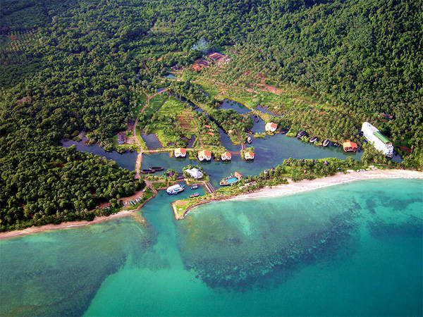 Các khu resort san sát nhau trên bãi biển Koh chang