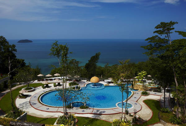 Sea View Resort & Spa Koh Chang là khu resort duy nhất có tất cả các phòng đều hướng biển, đây là khu nghỉ dưỡng đông khách nhất tại Koh Chang, giá một đêm khoảng 1,6 triệu.