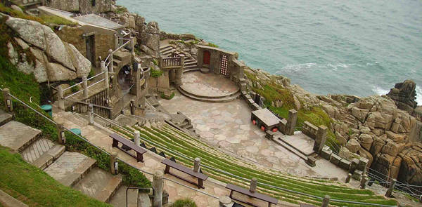 Minack Theatre là sân khấu nằm kề bên biển Porthcuno, đây là nơi dành riêng cho các buổi công diễn kịch của Shakespear, du khách có thể book vé từ trước để vào xem buổi biểu diễn. Ảnh: Susan Hailes