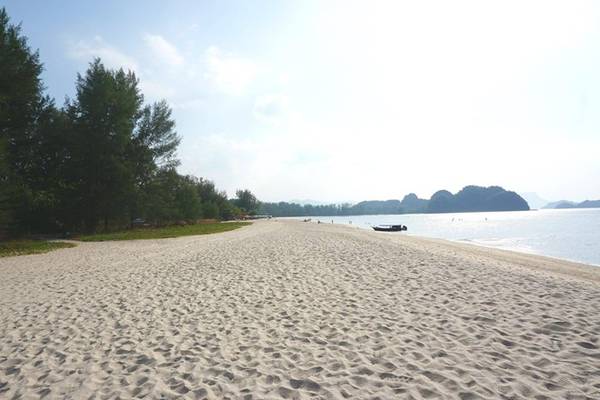 Có hai nơi đông vui trên đảo là Pantai Cenang và Kuah. Thuê khách sạn ở một trong hai khu này là thích hợp nhất. Có hai nơi đông vui trên đảo là Pantai Cenang và Kuah. Thuê khách sạn ở một trong hai khu này là thích hợp nhất.