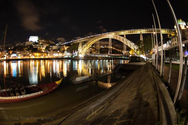 Đến với Porto, du khách có thể say mê khám phá vẻ đẹp khác của thành phố cảng còn nguyên vẹn kiến trúc Trung cổ từ dưới mặt sông, ngắm những cây cầu đinh tán của kiến trúc sư lừng danh Eiffel và cộng sự của ông sừng sững trên đầu. 