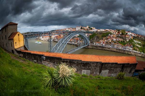 Cây cầu Ponte Luis, biểu tượng của Porto nối hai bờ sông Douro. Hãy dạo bộ qua cầu, đứng ở độ cao 46,5 m trên mặt sông trong ánh chiều tà, đôi khi dừng lại ngắm những con tàu xuôi ngược, ngắm những đoàn thuyền chở rượu nho dập dềnh, hòa mình vào khung cảnh tuyệt vời nơi đây.