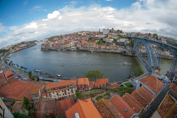 Khu phố cổ nằm trọn trong lưu vực sông Douro. Trung tâm Porto được quy hoạch hai bên sườn sông theo hình chữ V. Những ngôi nhà truyền thống ở đây được xây san sát dọc theo sườn đồi, cứ như thể dính chặt vào đó, tạo ra một vẻ đẹp đặc trưng. Mỗi ngôi nhà ở khu phố cổ đã tồn tại cả trăm năm, tuy nhiên kiến trúc lại rất khác biệt.