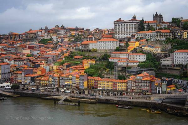 Là thành phố công nghiệp, nhưng Porto lại được biết đến nhờ có phong cảnh hữu tình, với núi đồi, sông dài, biển cả nằm cạnh nhau, phố xá nhà cửa đẹp đẽ uốn lượn trên các triền đồi, ẩm thực tinh tế và đa dạng, con người dễ mến, lối sống gần gũi như phong cách người Việt, và đặc biệt là giá dịch vụ rất phải chăng.