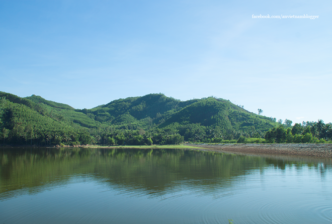Hồ chứa nước Tuy An thuộc xã Hoài Châu Bắc nên thơ với hình ảnh núi non xanh mượt soi bóng.