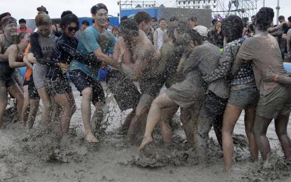 Người dân địa phương chơi kéo co ở lễ hội bùn Boryeong. 
