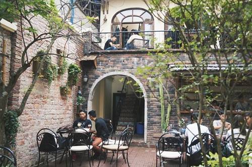 Khu vực ngoài trời được khách hàng yêu thích với cây xanh điểm xuyết khắp nơi. Ảnh: FB Xofa Cafe