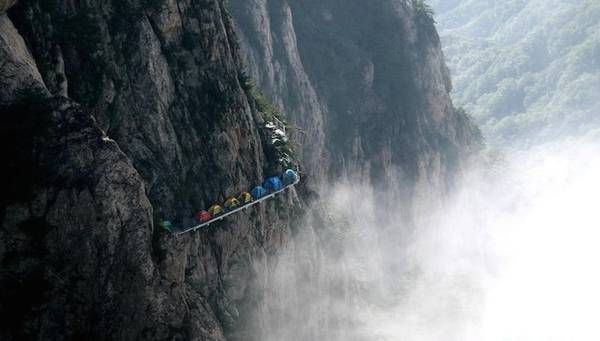 Núi Laojun là ngọn núi nổi tiếng, thuộc một phần của Tam Giang Tịnh Lưu (Three Rivers Parallel) - một di sản thế giới được UNESCO công nhận vào năm 2003. Trung Quốc thường chọn Laojun là nơi tổ chức các sự kiện quảng bá du lịch nhờ vẻ đẹp như chốn bồng lai tiên cảnh và ý nghĩa sâu xa gắn liền với Đạo giáo. Ảnh: XHNews.