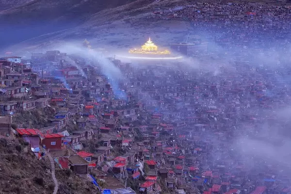 Trong màn sương khói mờ ảo, Larung Gar thoắt ẩn thoắt hiện như một nét huyền bí đến mơ hồ giữa lòng Tây Tạng.