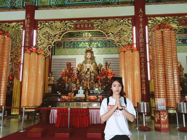 Cô nàng lễ chùa ở khu Chinatown. Cô nàng lễ chùa ở khu Chinatown.