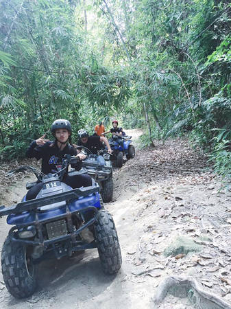 kha-ngan-me-an-mi-xao-lai-xe-dia-hinh-o-malaysia-ivivu-26