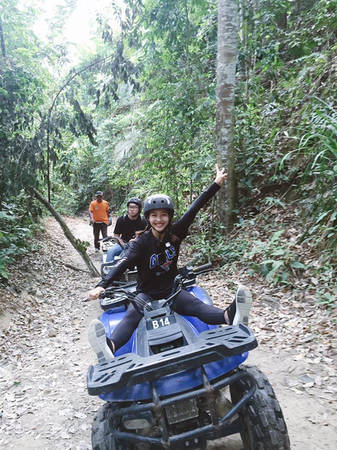 Khả Ngân hào hứng tham gia trò chơi lái xe ATV băng rừng mạo hiểm nổi tiếng ở Kuala Lumpur. “Nhờ sự hướng dẫn của các anh chị người Malaysia mà Ngân đã tự tin điều khiển xe khám phá rừng. Chạy đến cuối rừng thì còn được gặp một con suốt cực kỳ ấn tượng. Cứ mỗi lần tham gia những trò chơi thú vị như vậy là Ngân được xả stress hết cỡ. Vì tất cả những hoạt động này đều cần sự tập trung cao độ, nên sau đó cảm thấy đầu óc rất nhẹ nhõm”, nữ diễn viên "Lật mặt 2" chia sẻ. Khả Ngân hào hứng tham gia trò chơi lái xe ATV băng rừng mạo hiểm nổi tiếng ở Kuala Lumpur. “Nhờ sự hướng dẫn của các anh chị người Malaysia mà Ngân đã tự tin điều khiển xe khám phá rừng. Chạy đến cuối rừng thì còn được gặp một con suốt cực kỳ ấn tượng. Cứ mỗi lần tham gia những trò chơi thú vị như vậy là Ngân được xả stress hết cỡ. Vì tất cả những hoạt động này đều cần sự tập trung cao độ, nên sau đó cảm thấy đầu óc rất nhẹ nhõm”, nữ diễn viên "Lật mặt 2" chia sẻ.