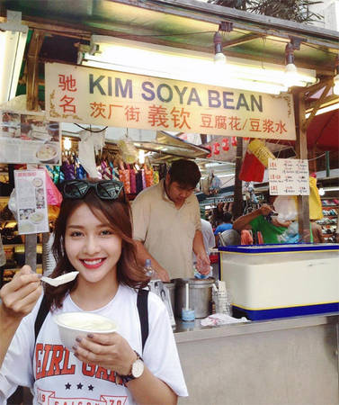 “Về ẩm thực Malaysia thì Khả Ngân thích nhất là món mỳ xào Mee Goreng. Vừa cay, vừa thơm vị cà ri mà nêm nếm cực kỳ vừa ăn. Bật mí là Ngân đã ăn liên tục món mỳ này 3 ngày liên tiếp khi ở Malaysia vì quá yêu thích mùi vị của nó”, cô chia sẻ. “Về ẩm thực Malaysia thì Khả Ngân thích nhất là món mỳ xào Mee Goreng. Vừa cay, vừa thơm vị cà ri mà nêm nếm cực kỳ vừa ăn. Bật mí là Ngân đã ăn liên tục món mỳ này 3 ngày liên tiếp khi ở Malaysia vì quá yêu thích mùi vị của nó”, cô chia sẻ.
