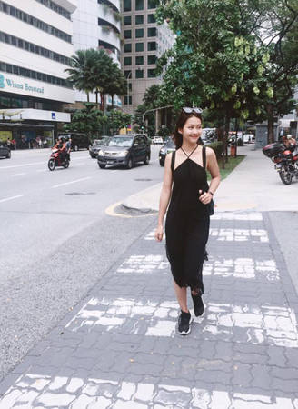 Malaysia là thiên đường mua sắm giả cả bình dân nên hotgirl cũng tranh thủ cùng nhóm bạn dạo phố và ghé qua nhiều trung tâm thương mại ở khu Bukit Bintang. Malaysia là thiên đường mua sắm giả cả bình dân nên hotgirl cũng tranh thủ cùng nhóm bạn dạo phố và ghé qua nhiều trung tâm thương mại ở khu Bukit Bintang.