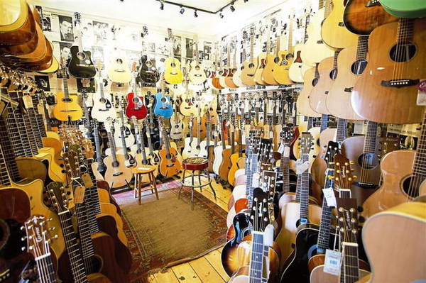 Hanks, một cửa hàng chuyên về guitar acoutisc, hàng trăm chiếc hộp đàn được đặt hàng mỗi ngày - Ảnh: Star2.com