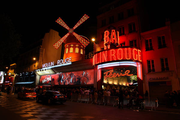 Hộp đêm Moulin Rouge trên đại lộ Clichy được xây dựng từ năm 1889.