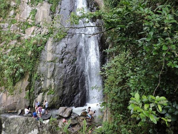 Cách Hà Nội khoảng 90 km, Thác Bạc nằm trong địa phận thị trấn Tam Đảo, là thác đẹp hùng vĩ, có dòng nước trong vắt bắt nguồn từ khe núi, len lỏi qua các vòm cây xanh mát. Trong ngày hè oi ức, Thác Bạc trở thành địa điểm thu hút rất nhiều khách du lịch từ Hà Nội. 