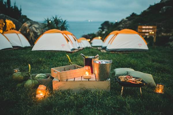 Một trong những hoạt động hấp dẫn nhất tại đây là cắm trại tại một thung lũng nhỏ, bao bọc xung quanh là núi đá, có hướng nhìn ra biển. Bạn có thể thuê lều cắm trại qua đêm với giá 300.000 đồng (đủ cho 2 người).