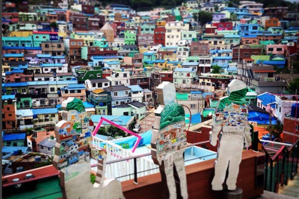 Đến Busan Hàn Quốc, bạn không thể bỏ qua ngôi làng Gamcheon với những ngôi nhà đầy màu sắc xen kẽ nhau. Gamcheon thực chất là một ngôi làng nghèo từ thời chiến. Từng được coi là khu ổ chuột trên đỉnh núi, nhưng nhờ một dự án nghệ thuật của sinh viên vào năm 2016, khoảng 300 ngôi nhà ở đây đã trở thành tác phẩm nghệ thuật, phòng trưng bày, quán cà phê... giúp cải thiện cuộc sống của người dân. Ảnh: shoeonroad.com