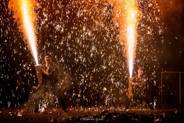 Từ lâu, các lễ hội pháo hoa ở Nhật Bản đã trở thành điểm đến lý tưởng cho khách du lich. Ấn tượng nhất có lẽ là lễ hội bán pháo hoa bằng tay - Tezutsu Hanabi tại tỉnh Achi.
