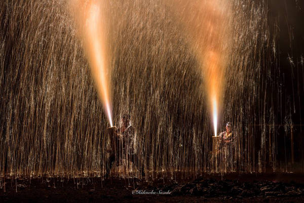 Những hình ảnh tuyệt đẹp này được chụp bởi nhiếp ảnh gia Hidenobu Suzuki, Nhật Bản. Đây là lễ hội pháo hoa nguy hiểm nhất trên thế giới, nhưng cũng là màn trình diễn ấn tượng không thể bỏ qua ở đất nước mặt trời mọc.