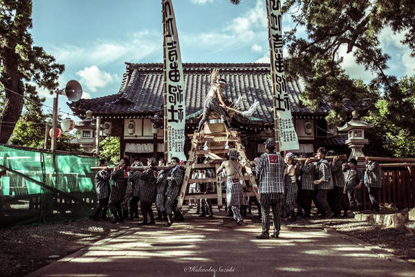 Lễ hội Tezutsu Hanabi là một sự kiện thường diễn ra vào tháng 7 hàng năm, nhằm tỏ lòng thành kính đối với các vị thần và cầu mong những điều may mắn.