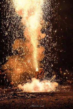 Những tia lửa có thể bùng lên cao đến 20m, tạo thành khoảng không sáng rực.