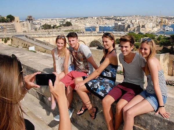 Người Malta nổi tiếng với sự hiếu khách, thân thiện và hào phóng, sẵn lòng giúp đỡ du khách. Phần lớn Malta là nơi an toàn cho cả thanh thiếu niên và người lớn. Ngôn ngữ chính thức thứ 2 ở đây là tiếng Anh, giúp kỳ nghỉ của các du khách quốc tế trở nên thuận tiện hơn. Ảnh: Sprachcaffe.